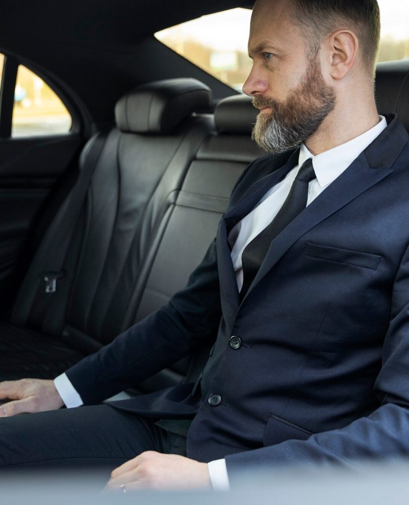 elegante-super-autista-che-fa-un-giro-in-taxi_23-2149241772